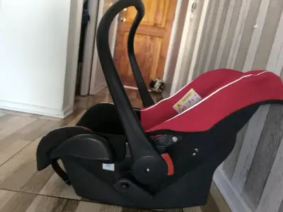 Silla de auto para bebé roja - miniatura 2