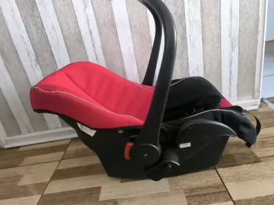 Silla de auto para bebé roja - miniatura 3