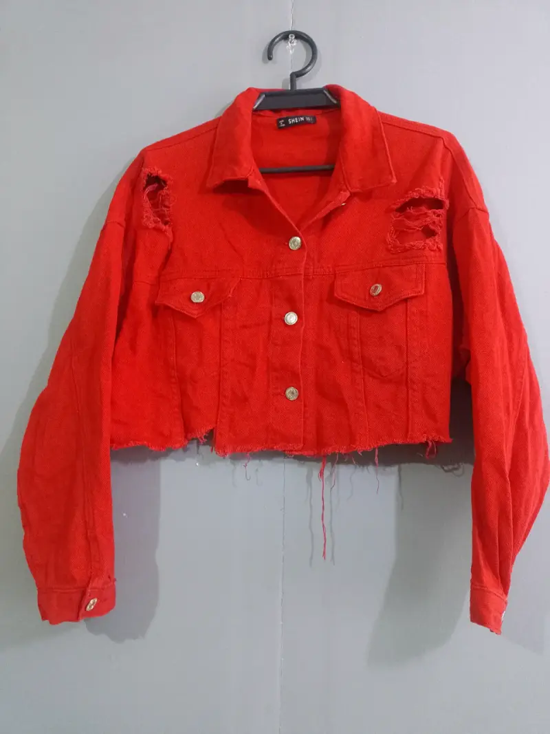 Chaqueta corta roja desgastada