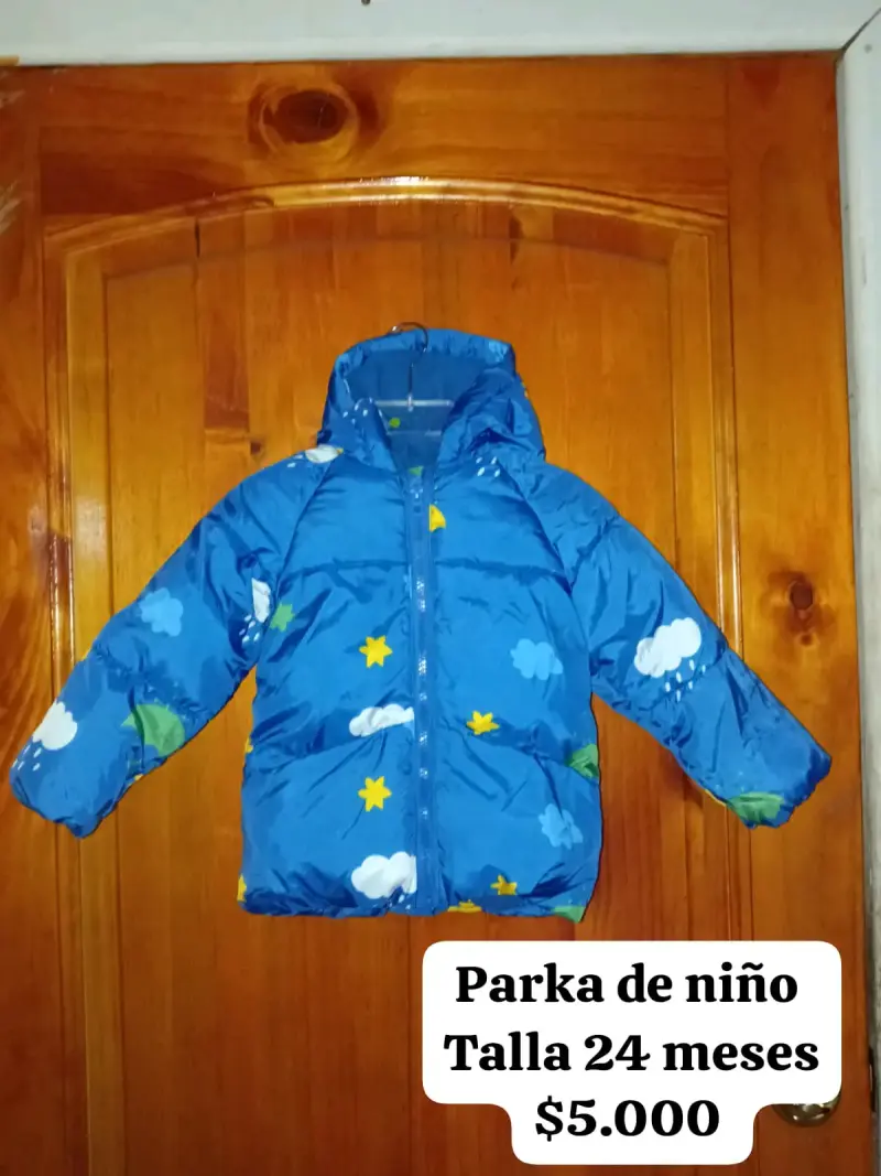 Parka infantil azul con estampado