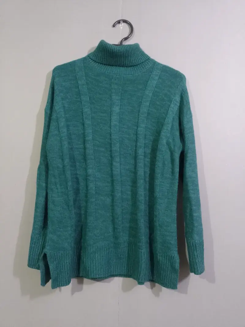 Suéter verde de cuello alto