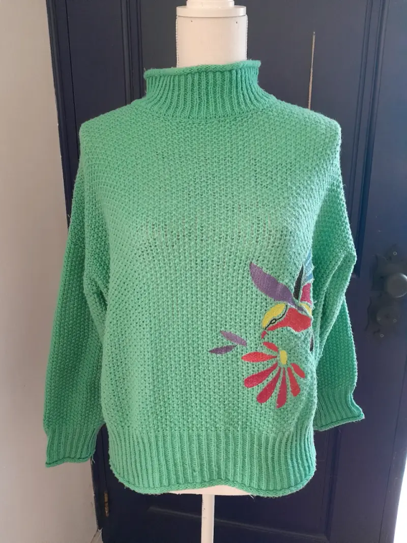 Suéter verde con diseño floral - 1