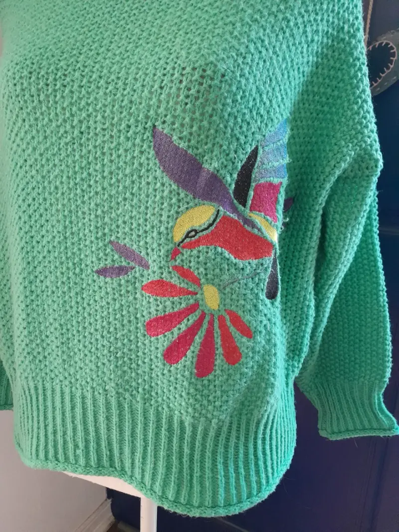 Suéter verde con diseño floral - 2