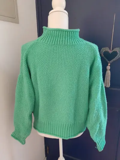 Suéter verde con diseño floral - miniatura 3