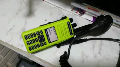 Radio Motorola 5550e con micrófono - miniatura 1
