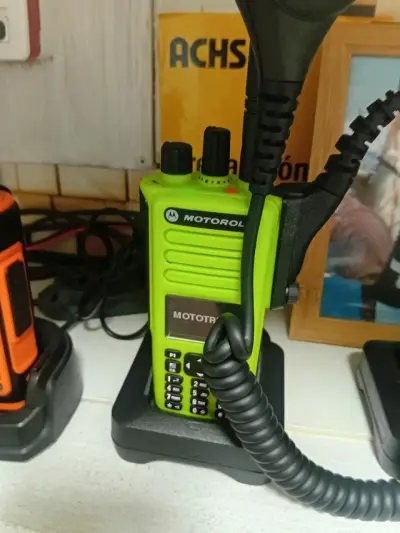 Radio Motorola 5550e con micrófono - miniatura 2