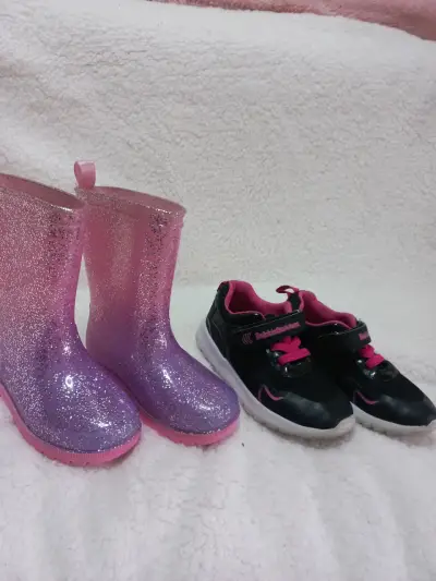 Botas y zapatillas infantiles - miniatura 1