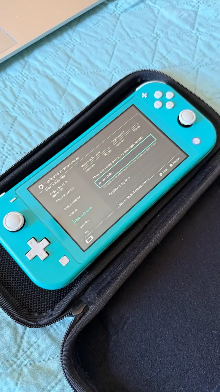 Nintendo Switch Lite azul con estuche - 4