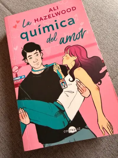 Libro 'La química del amor' de Ali Hazelwood - miniatura 1