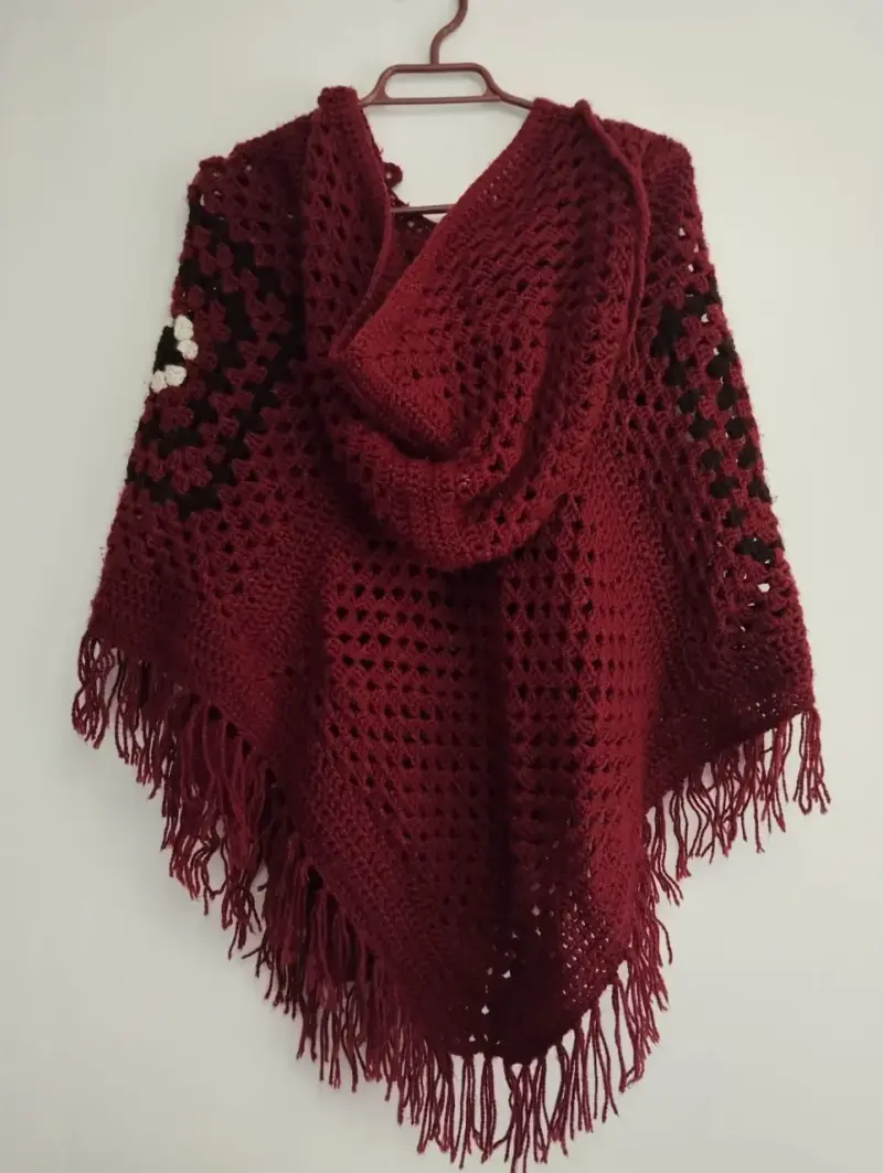 Poncho de lana artesanal con gorro - 1