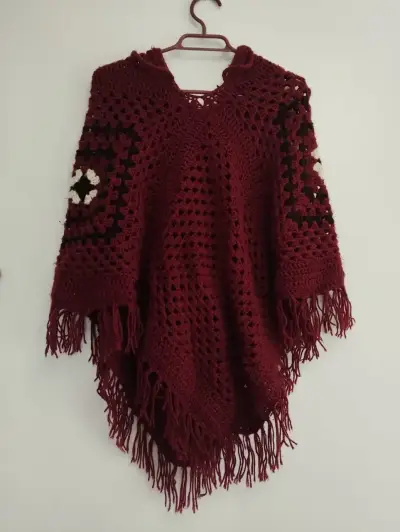 Poncho de lana artesanal con gorro - miniatura 2