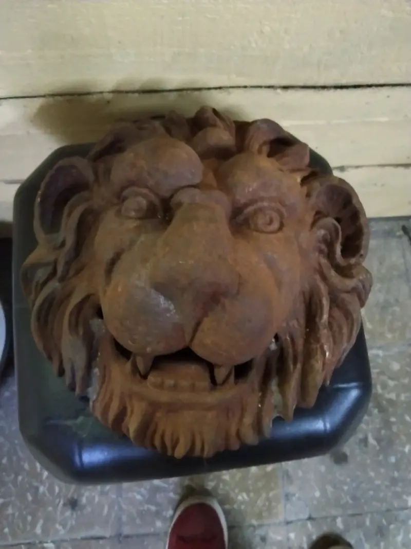 Cabeza de león de fierro fundido