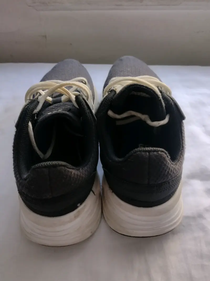 Zapatillas deportivas negras unisex con blanco - 3