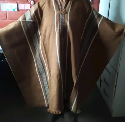 Poncho café de lana tradicional - miniatura 1