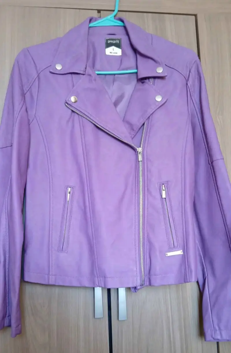 Chaqueta ecocuero morada y caqueta rosada pastel - 1