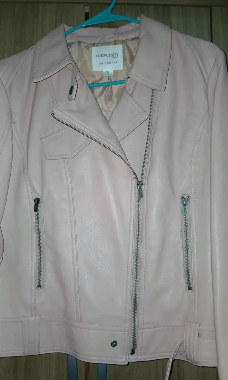 Chaqueta ecocuero morada y caqueta rosada pastel - 3