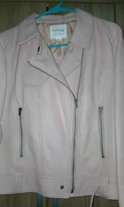 Chaqueta ecocuero morada y caqueta rosada pastel - miniatura 3