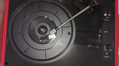 Tocadiscos portátil rojo - miniatura 3