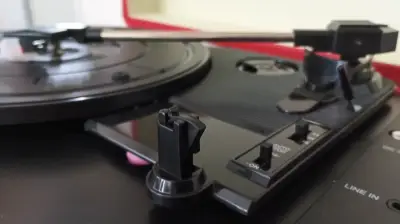 Tocadiscos portátil rojo - miniatura 4