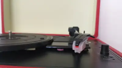Tocadiscos portátil rojo - miniatura 5