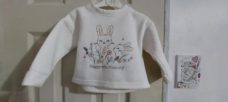 Polerón infantil blanco con conejos - 1