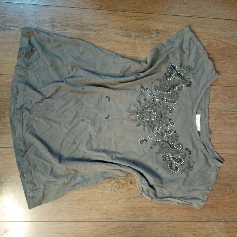 Polera gris con diseño bordado