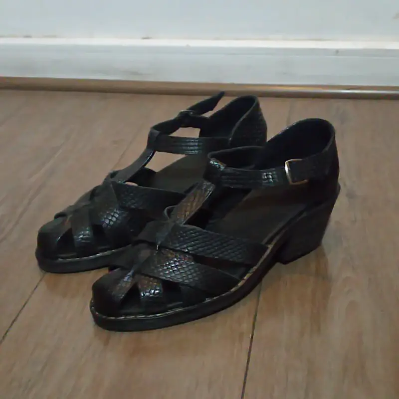 Sandalias negras de tacón medio