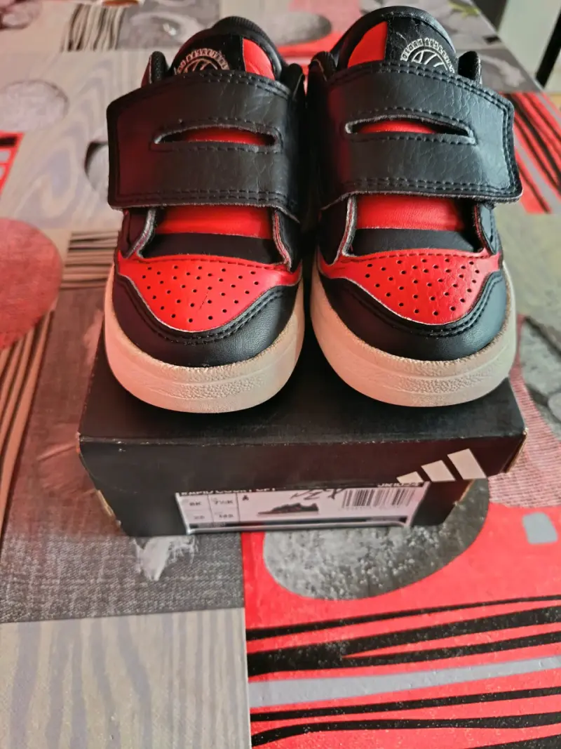Zapatillas Adidas niño rojo y negro - 1