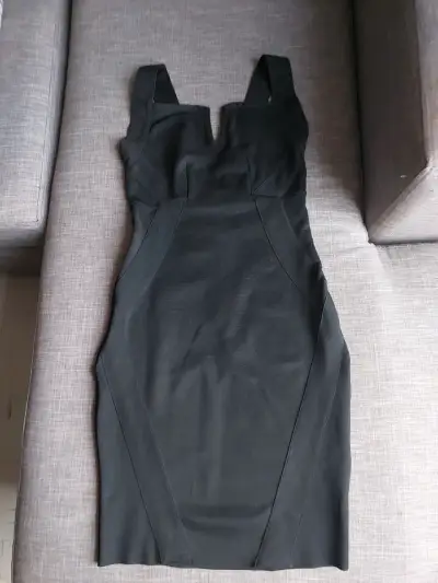 Vestido negro elegante - miniatura 1