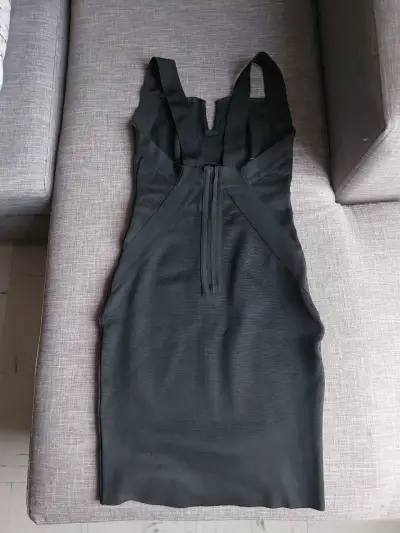 Vestido negro elegante - miniatura 2