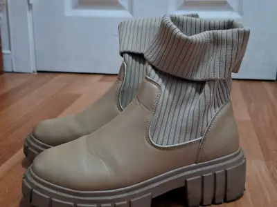 Botines beige con suela gruesa - miniatura 1