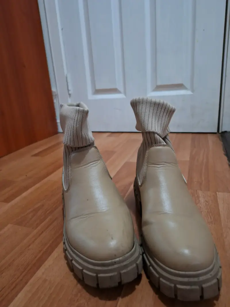 Botines beige con suela gruesa - 2