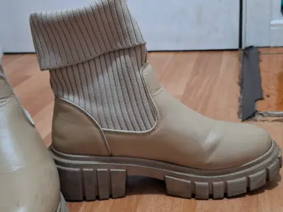 Botines beige con suela gruesa - miniatura 3