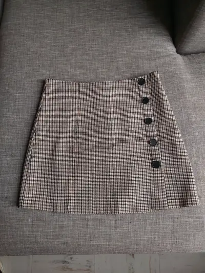 Falda beige con botones - miniatura 1
