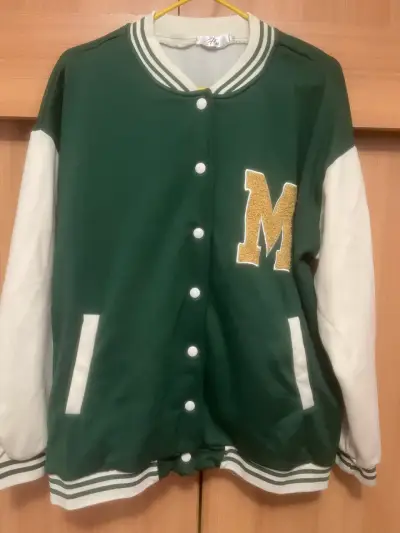 Chaqueta verde tipo varsity - miniatura 1