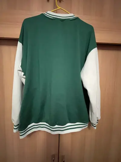 Chaqueta verde tipo varsity - miniatura 2