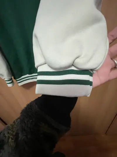 Chaqueta verde tipo varsity - miniatura 4