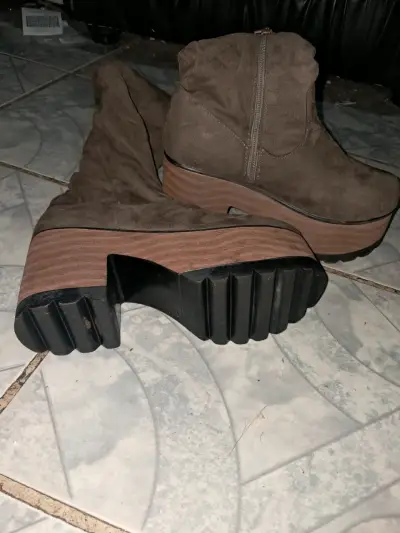 Botas altas marrones con plataforma - miniatura 1