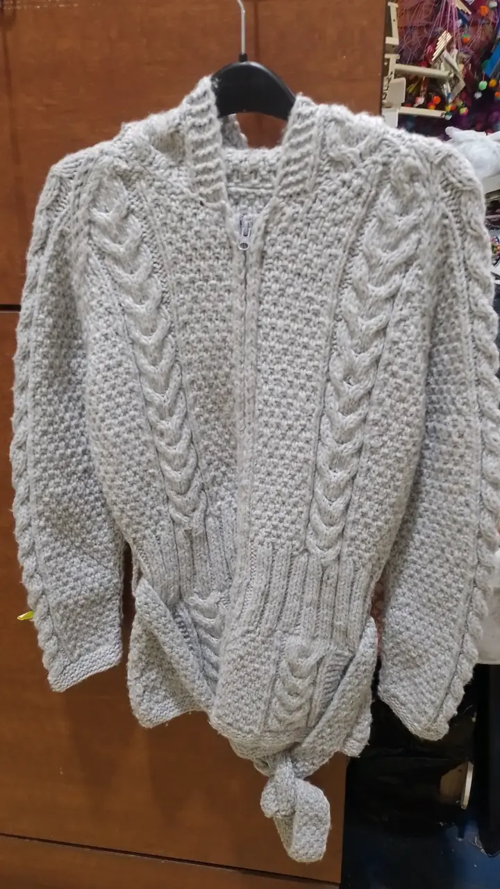 Sweater tejido gris con cierre - 1