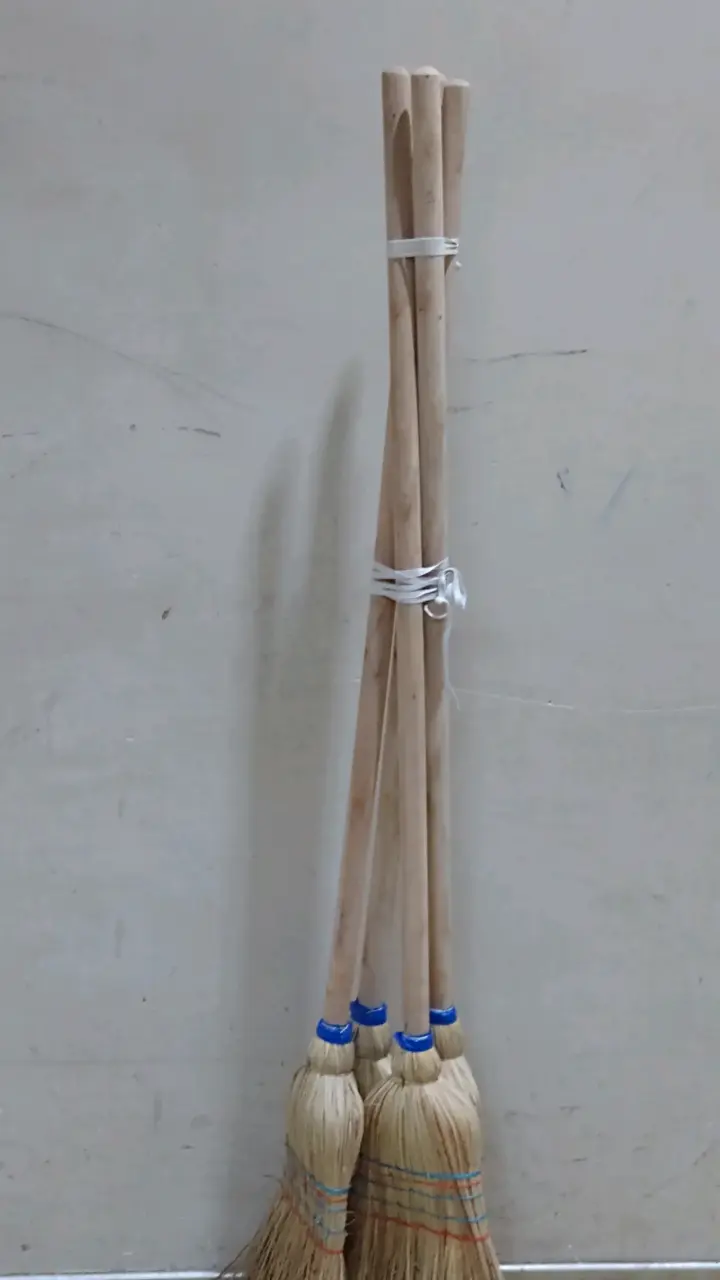 Escobas de paja resistentes