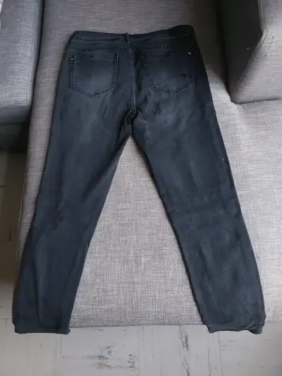 Pantalones jeans negros rasgados - miniatura 2