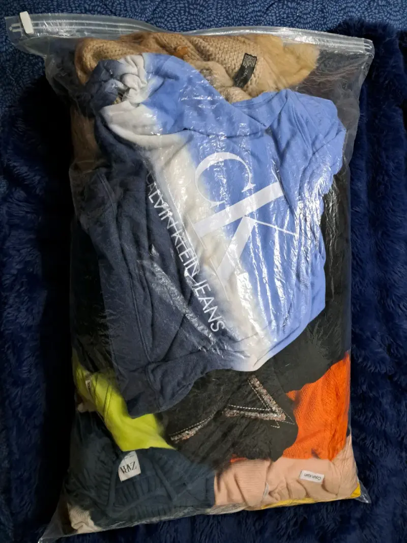 Ropa variada en bolsa sellada