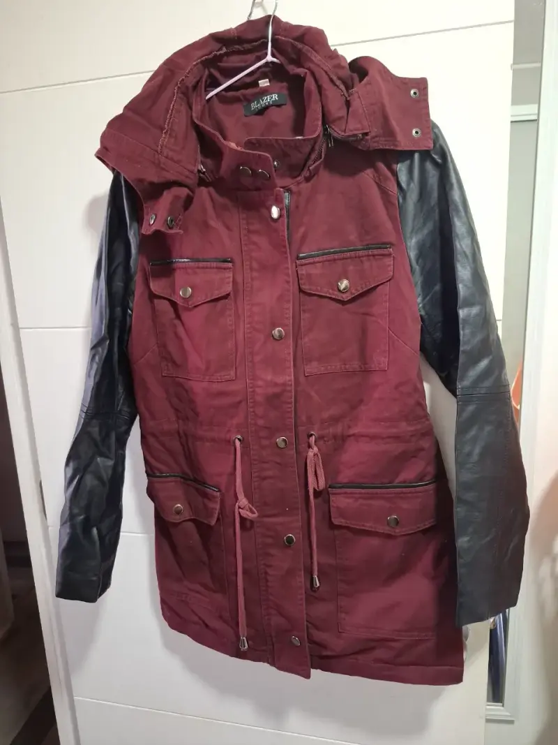 Chaqueta burdeo con mangas negras - 2