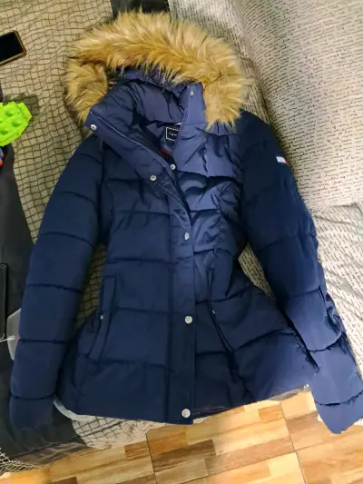 Chaqueta azul con capucha de pelo - miniatura 1