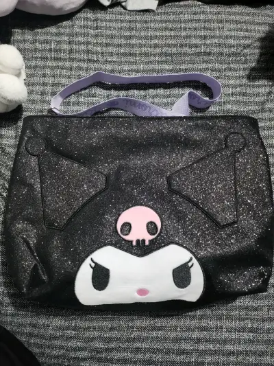 Bolso negro con diseño kuromi - miniatura 1