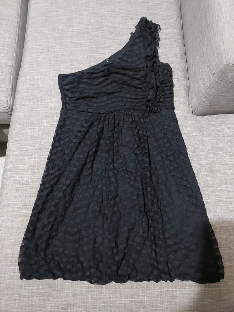 Vestido negro un hombro