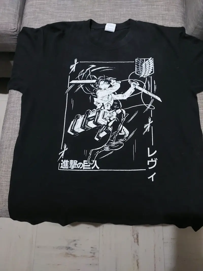 Polera negra Levi anime