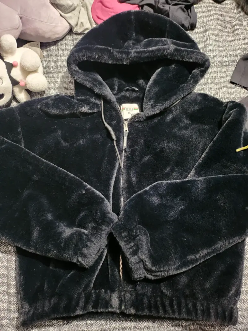 Chaqueta de felpa con capucha negra