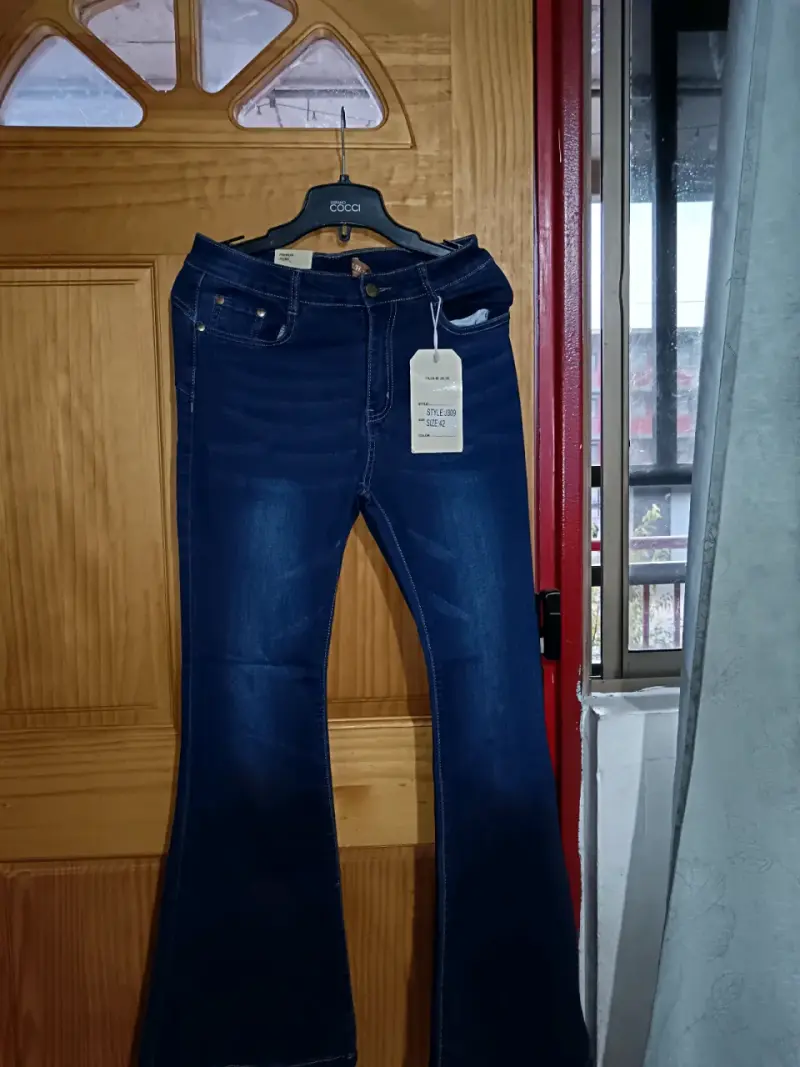 Jeans azules acampanados nuevos - 1