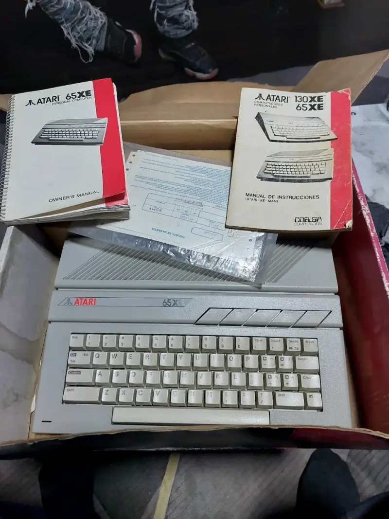 Computador Atari 65XE con manuales - 1